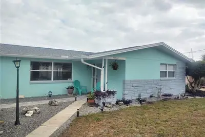 Sunsets, nature and dolphins oh my! Private dock, minutes to the gulf. 3br/2bth