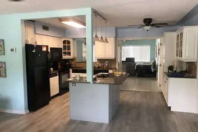 Image de House w Hot Tub and screened patio