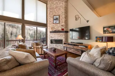 Image de Hike or Bike In/Out Th w/Amazing Slope Views-Heated Pool-Hot Tub-Gym-Tennis-W/D in Unit-Office-Decks