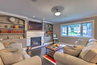 Image de 25 Mi to Nyc: Walkable Long Island Apt w\/ Balcony