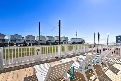 Image de 1 Min Walk to Beach: A Surfside Beach Favorite!