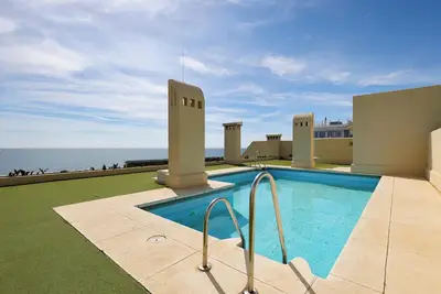 Image de \"Avec la vue sur la mer, la piscine, le Wi-Fi, l'air conditionné et le balcon.
