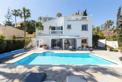 Image de Villa 'Super Priv Heated Pool 3bed' avec vue sur la mer, Wi-Fi et climatisation