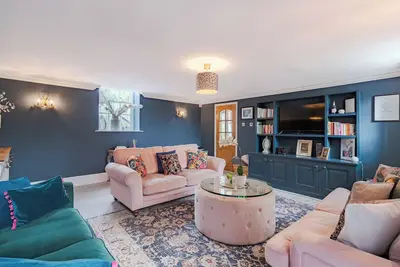 Image de Newly Refurbished Coach house, private garden, Hot Tub, Games rm, Lake, sleeps 8