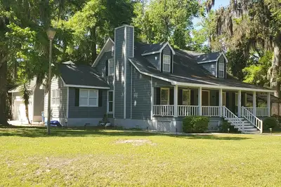 Image de Large custom home with pool centrally located to beaches, parks, and family fun.
