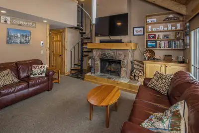 Image de Big Sky Town Center condo w/fireplace & community pool/hot tub/sauna - Glacier Mountain Escape