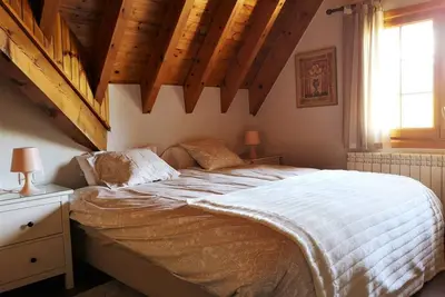 Image de Llivia V - Cinq Chambres Chalet, Couchages 11
