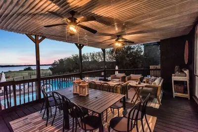 Image de Lakefront Luxe 6br\/4. 5b Home with Pool & Hot Tub