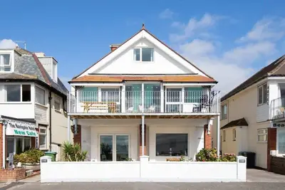 Image de Beautiful Beachfront House wth Balcony & Sea Views