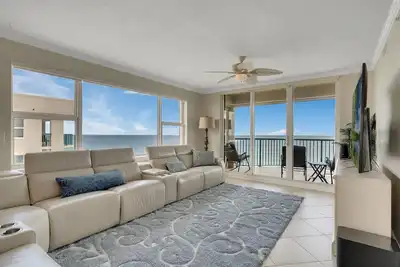 Image de Oceanfront Penthouse ~ Professionally Designed