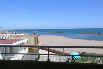 Image de appartement  acces direct sur la plage  vue sur lmer imprenable  grande terrasse