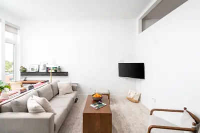 Image de Modern 1br Apt with Skywalk to Fiserv, Rooftop, and Parking