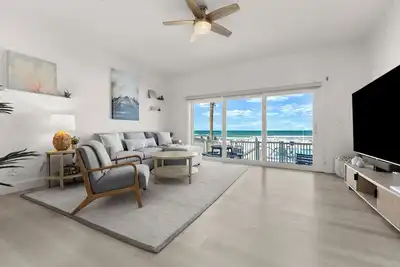 Image de Ocean Vista Remodeled Oceanfront Property Steps to the ocean