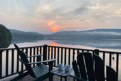 Image de Lakefront living with incredible lake and mountain views