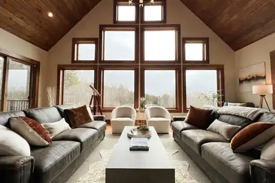 Image de Luxe Lodge w/ Mt View - Hot Tub, Fire Pit, Game Rm, 5 Min to Skiing