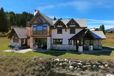 Image de Walking Deer/Ski-in Ski-out Luxury Home at the Base of Prospect Lift! Sleeps 14!