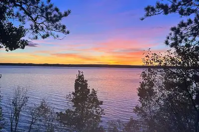 Image de Cozy Hubbard Lake waterfront -beautiful views, private wooded lot, fireplace