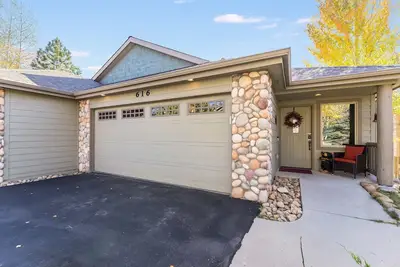 Image de Beautiful Townhome near Thompson River w/ Hot tub, Theater room, Ev Charger, Ac