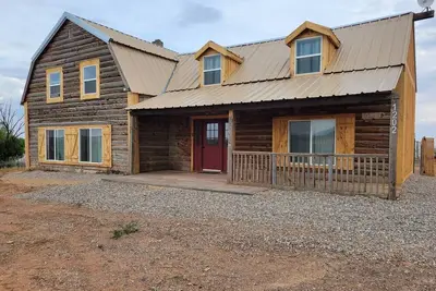 Image de The 4x4 Farmhouse Cabin