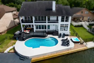 Image de Waterfront villa w\/ pool, hot tub, outdoor kitchen.
