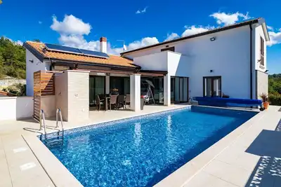 Image de Maison de vacances privée avec piscine privée, climatisation, bain à remous, Wifi, Tv, terrasse