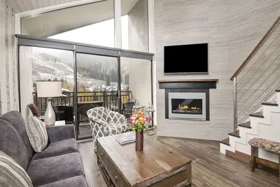 Image de Wren at Vail | Spacious 1br + Loft Condo with Winter Shuttle, Pool, and Hot Tubs