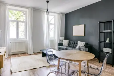 Image de Spacious Landstraße 2br near Rochusmarkt & Metro U3, by Blueground