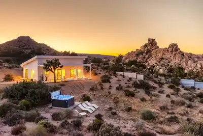 Image de White Desert House: Luxe Hideaway • Views • Spa