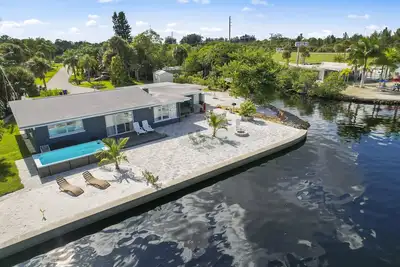 Aqua Vista * Waterfront Resort Style * Near Beaches