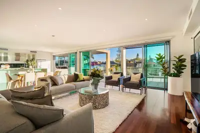 Image de Stunning Waterfront home on the Gold Coast*Heated Pool* \nPet Friendly.