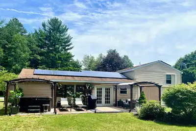 Image de Supremely Stylish Home With Hot Tub, Sauna, Plunge Pool, Resort Style Backyard