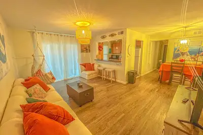 Image de Lovely 2 bedroom condo walking distance to Beach Condominium - Entire home