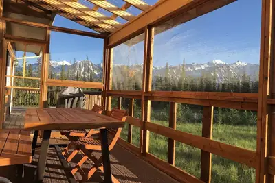 Image de Beautiful relaxing Log Chalet with amazing view of Saint-Elias Mountain range.