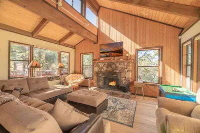 Image de Dream Catchers - Cabin within in the trees with Hot Tub! Foosball table and Central heating!