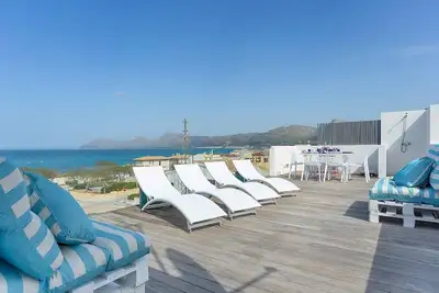 Image de Chalet 'Sea View House with Terrace' avec vue sur la mer, Wi-Fi et climatisation