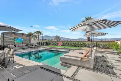Image de Smooth Giant - Deluxe show stopper Wow factor, unbelievable pool and backyard!