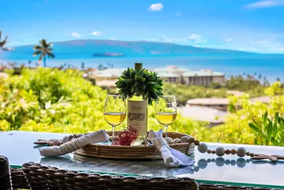 Image de Tropical-themed condo with sweeping coastal views