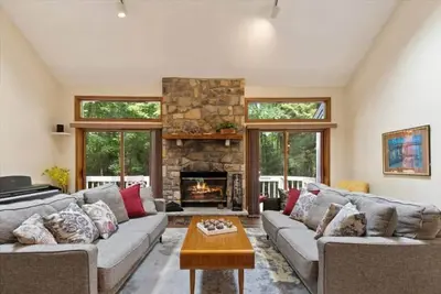Image de Pocono Chalet | 4 Bdrms | Fireplace!