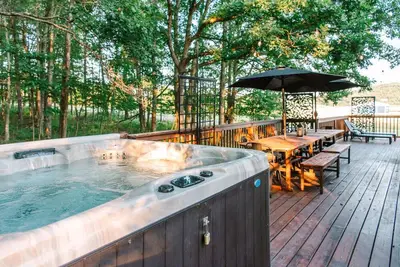 Image de The Bumble Bee Hive 7-Bedroom House w\/ Hot Tub