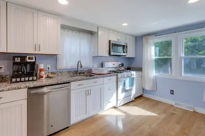 Image de Welcome home. Comfortable four bedroom, two bath house