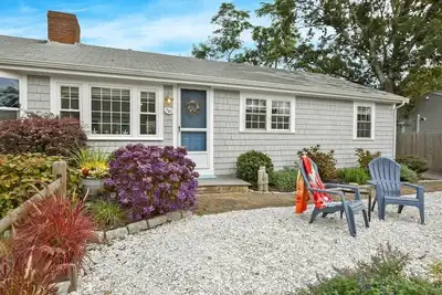 Image de 1/2 Mile to Nantucket Sound Beaches!