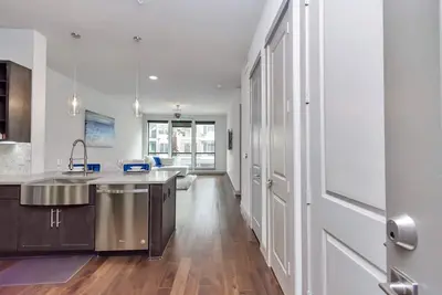 Image de Luxury spacious 1 bedroom across from Galleria