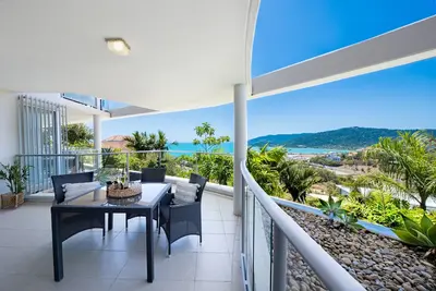 Image de 2 Bedroom Apartment in the heart of Airlie Beach with beautiful water views.