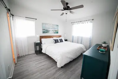 Image de Mango trees and Palms! Whole home sleeps 8 - 10 mins of 5th Avenue.