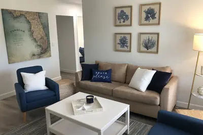 2 Bedroom villa, 5 min to Beach, walk to Shopping, Restaurants and more