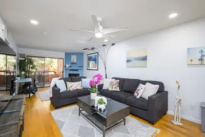 Beautiful, Spacious, Cozy Condo in Prime Location!