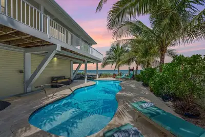 Image de Dolphin Tales: Pool, Bay Views & Private Beach by Anna Maria Life Vacation Rentals