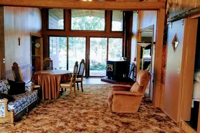 Image de A roomy, but cozy lodge on 10 acres with trees, private location