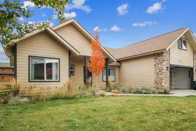 Image de . Pine Crest Cottage · Fun Donnelly Getaway with a Hot Tub and Game Room!