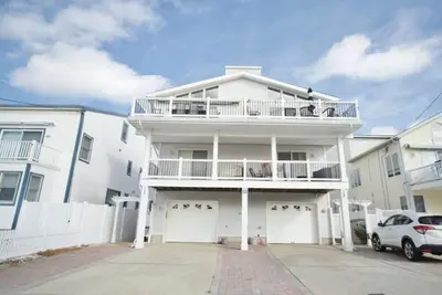Image de South end Townsend Inlet Beachblock townhome is located only 7th from the ocean!